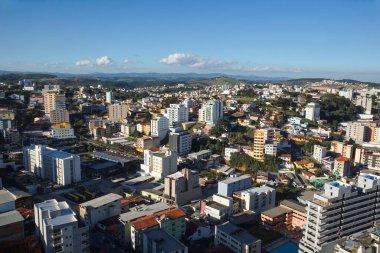 Conselheiro Lafaiete eyaleti Minas Gerais -Brezilya. 22 Mayıs 2018 'de Minas Gerais - Brezilya' nın iç kesimlerindeki Conselheiro Lafaiete adlı küçük bir şehrin tepesinden
