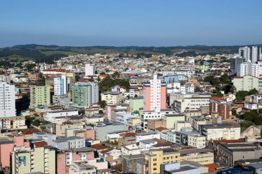 Conselheiro Lafaiete eyaleti Minas Gerais -Brezilya. 22 Mayıs 2018 'de Minas Gerais - Brezilya' nın iç kesimlerindeki Conselheiro Lafaiete adlı küçük bir şehrin tepesinden