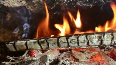 Kara topraktaki ateş