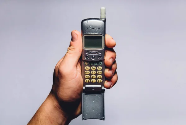 Człowiek Pokazuje Stary Telefon Komórkowy Ręku — Zdjęcie stockowe