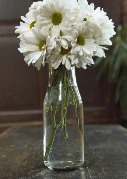 Kytice Bílých Růží Bílé Váze Dřevěný Stůl — Stock fotografie