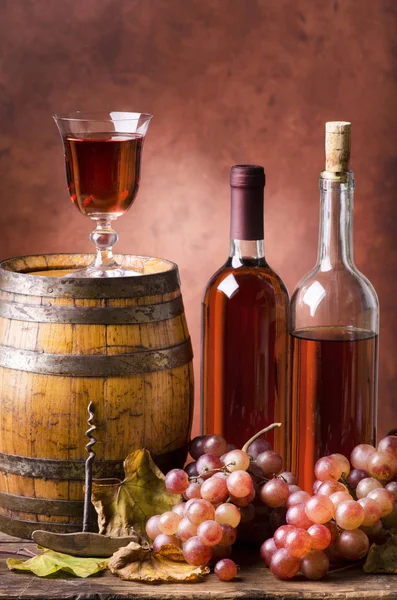 Bottiglie Vino Rosso Con Uva Bicchiere Vino — Foto Stock