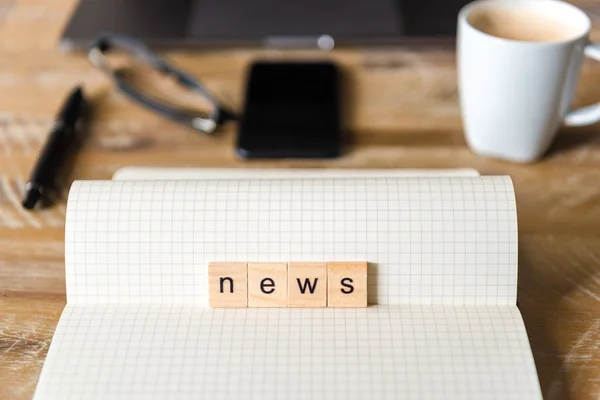 Nahaufnahme Auf Notizbuch Über Holztischhintergrund Fokus Auf Holzklötze Mit Buchstaben — Stockfoto