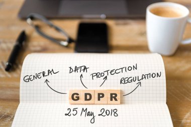 Dizüstü üzerinde ahşap masa arka plan, closeup Gdpr genel veri koruma yönetmeliği metin yapma harflerle ahşap bloklar üzerinde odaklanın. İşletme kavramı resmi.