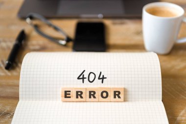 Closeup dizüstü vintage Resepsiyon yüzeyi üzerinde ön ahşap bloklar odaklanmak 404 hata metni yazı tipine harflerle. İşletme kavramı resmi office araçları ve kahve fincanı arka planda