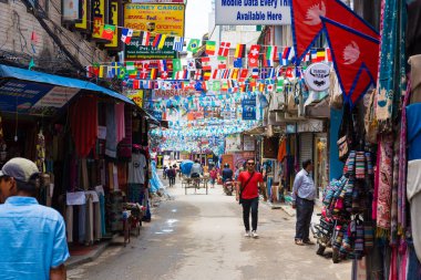 Thamel, Katmandu, Nepal - 15 Temmuz 2018: Street view Thamel bölgesinde, Kathmandu sanayi turizm merkezi olarak bilinen dağcılık dişli mağazalar, barlar ve restoranlar geniş bir yelpazesine sahiptir
