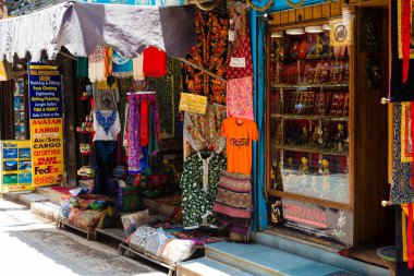 Thamel, Katmandu, Nepal - 15 Temmuz 2018: Street view Thamel bölgesinde, Kathmandu sanayi turizm merkezi olarak bilinen dağcılık dişli mağazalar, barlar ve restoranlar geniş bir yelpazesine sahiptir