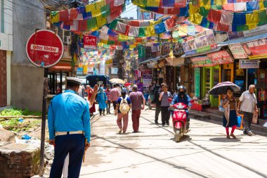 Thamel, Katmandu, Nepal - 15 Temmuz 2018: Street view Thamel bölgesinde, Kathmandu sanayi turizm merkezi olarak bilinen dağcılık dişli mağazalar, barlar ve restoranlar geniş bir yelpazesine sahiptir