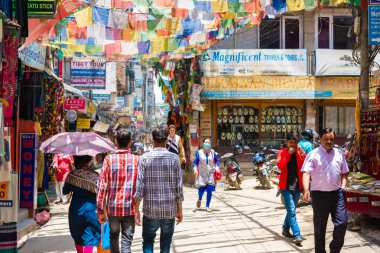 Thamel, Katmandu, Nepal - 15 Temmuz 2018: Street view Thamel bölgesinde, Kathmandu sanayi turizm merkezi olarak bilinen dağcılık dişli mağazalar, barlar ve restoranlar geniş bir yelpazesine sahiptir