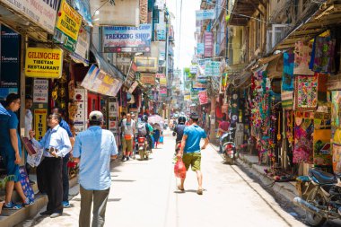 Thamel, Katmandu, Nepal - 15 Temmuz 2018: Street view Thamel bölgesinde, Kathmandu sanayi turizm merkezi olarak bilinen dağcılık dişli mağazalar, barlar ve restoranlar geniş bir yelpazesine sahiptir