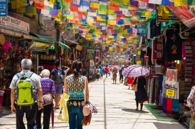 Thamel, Katmandu, Nepal - 15 Temmuz 2018: Street view Thamel bölgesinde, Kathmandu sanayi turizm merkezi olarak bilinen dağcılık dişli mağazalar, barlar ve restoranlar geniş bir yelpazesine sahiptir