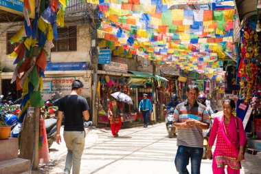Thamel, Katmandu, Nepal - 15 Temmuz 2018: Street view Thamel bölgesinde, Kathmandu sanayi turizm merkezi olarak bilinen dağcılık dişli mağazalar, barlar ve restoranlar geniş bir yelpazesine sahiptir