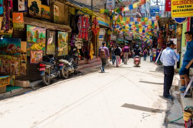 Thamel, Katmandu, Nepal - 15 Temmuz 2018: Street view Thamel bölgesinde, Kathmandu sanayi turizm merkezi olarak bilinen dağcılık dişli mağazalar, barlar ve restoranlar geniş bir yelpazesine sahiptir