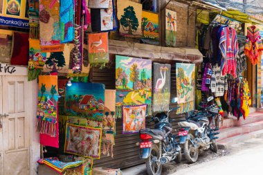 Thamel, Katmandu, Nepal - 15 Temmuz 2018: Hatıra Eşyası Thamel bölgesinde, Kathmandu turizm sektörünün merkezi dağcılık dişli mağazalar, barlar ve restoranlar geniş bir yelpazesine sahiptir olarak bilinen