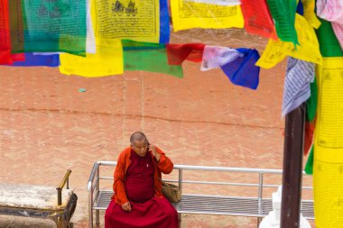 Katmandu, Nepal - 15 Temmuz 2018: Budist rahip Boudhanath (Boudha) Stupa, UNESCO miras ve Hac ve Budistler için ibadet tüm dünyada önemli bir yere.