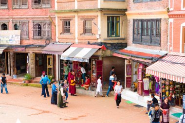 Boudhanath (Boudha) Stupa karmaşık, Katmandu, Nepal - 15 Temmuz 2018: Street view, UNESCO miras ve önemli bir hac yeri ve Budistler için tüm dünyada ibadet.