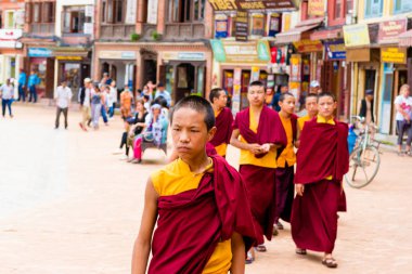 Katmandu, Nepal - 15 Temmuz 2018: Budist rahipler at Boudhanath (Boudha) Stupa, UNESCO miras ve Hac ve Budistler için ibadet tüm dünyada önemli bir yere.