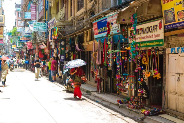 尼泊尔加德满都 Thamel 2018年7月15日 Thamel 地区的街景 被誉为加德满都旅游业的中心 有各种各样的登山用具商店 酒吧和餐馆 — 图库照片