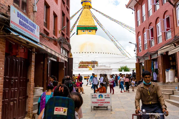 尼泊尔加德满都 2018年7月15日 Boudhanath 博达哈 宝塔建筑群的街景 教科文组织的遗产遗址和全世界佛教徒朝圣和崇拜的重要场所 — 图库照片