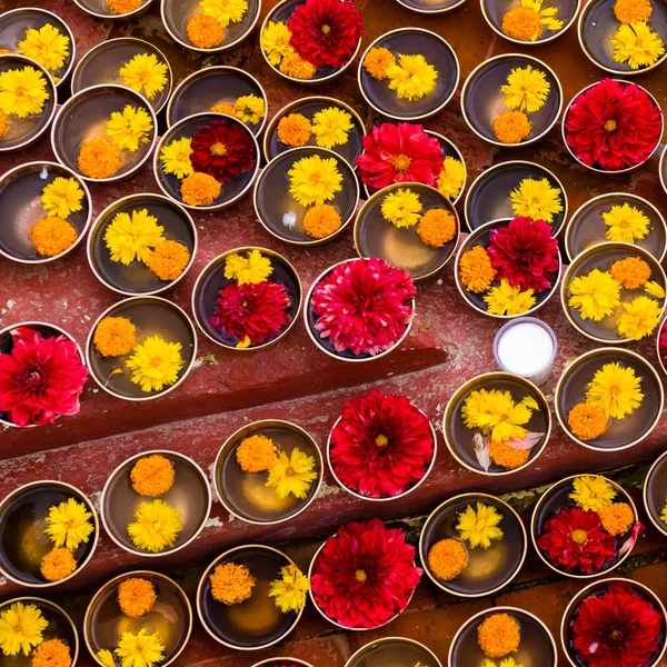 Zbliżenie Oferty Kwiat Buddyjskich Miskach Buddyzmie Symboliczny Ofiary Wykonane Generowania — Zdjęcie stockowe