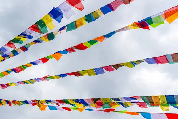 Banderas Oración Budistas Tradicionales Sobre Fondo Azul Del Cielo Utilizan — Foto de Stock