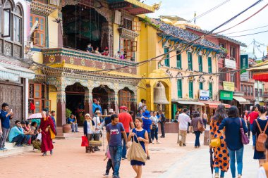 Boudhanath (Boudha) Stupa karmaşık, Katmandu, Nepal - 15 Temmuz 2018: Street view, UNESCO miras ve önemli bir hac yeri ve Budistler için tüm dünyada ibadet.