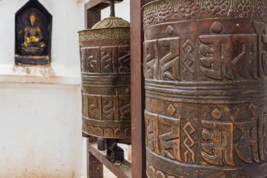Katmandu, Nepal - 15 Temmuz 2018: dua direksiyonda Boudhanath (Boudha) Stupa, UNESCO miras ve Hac ve Budistler için ibadet tüm dünyada önemli bir yere.