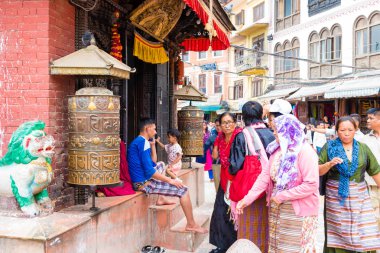 Boudhanath (Boudha) Stupa karmaşık, Katmandu, Nepal - 15 Temmuz 2018: Street view, UNESCO miras ve önemli bir hac yeri ve Budistler için tüm dünyada ibadet.