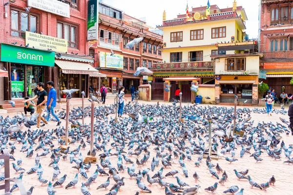尼泊尔加德满都 2018年7月15日 Boudhanath 博达哈 宝塔建筑群的街景 教科文组织的遗产遗址和全世界佛教徒朝圣和崇拜的重要场所 — 图库照片