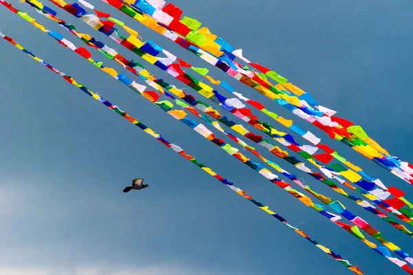 Banderas Oración Budistas Tradicionales Sobre Fondo Azul Del Cielo Utilizan — Foto de Stock
