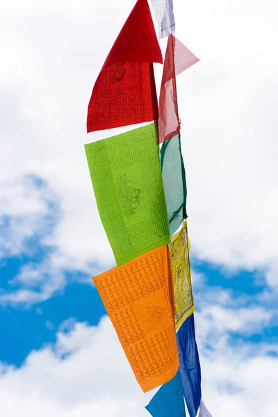 Banderas Oración Budistas Tradicionales Sobre Fondo Azul Del Cielo Utilizan — Foto de Stock