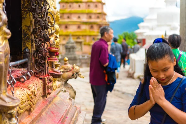 Katmandu, Nepal - 15 Temmuz 2018: Swayambhunath Stupa karmaşık maymun tapınakta dua kişi, UNESCO miras ve ibadet Budistler için önemli bir yer