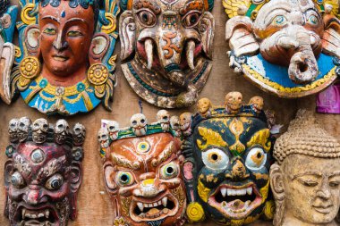 Katmandu, Nepal - 15 Temmuz 2018: Maymun Tapınağı Swayambhunath Stupa kompleksi, UNESCO miras ve ibadet Budistler için önemli bir yer Hediyelik eşya olarak geleneksel maskeleri