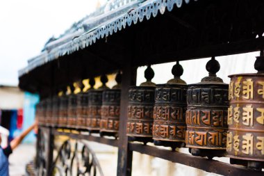 Katmandu, Nepal - 15 Temmuz 2018: ibadet tekerlerimi maymun Tapınağı Swayambhunath Stupa karmaşık, UNESCO miras ve önemli bir hac yeri ve Budistler için tüm dünyada ibadet
