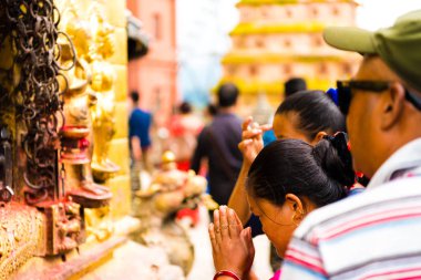 Katmandu, Nepal - 15 Temmuz 2018: Swayambhunath Stupa karmaşık maymun tapınakta dua kişi, UNESCO miras ve ibadet Budistler için önemli bir yer