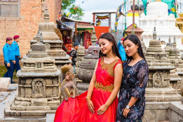 加德满都 尼泊尔 2018年7月15日 关于建筑细节和猴子寺庙 Swayambhunath 宝塔建筑群 一个教科文组织的遗产遗址和佛教徒崇拜的重要场所的看法 — 图库照片