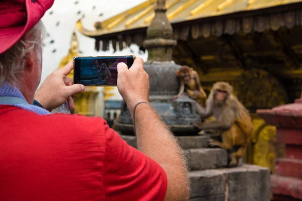尼泊尔加德满都 2018年7月15日 在猴庙 Swayambhunath 一个教科文组织的遗产遗址和佛教徒崇拜的重要场所 带着手机拍照的游客 — 图库照片