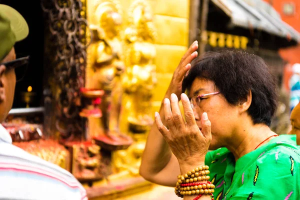 加德满都 尼泊尔 2018年7月15日 人们祈祷在猴庙 Swayambhunath 佛塔建筑群 一个教科文组织的遗产遗址和一个重要的崇拜的地方佛教徒 — 图库照片