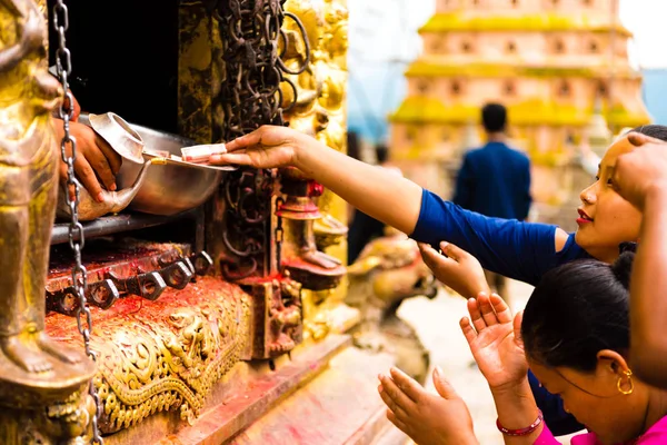 Kathmandu Nepal Julho 2018 Pessoas Orando Templo Macaco Complexo Swayambhunath — Fotografia de Stock