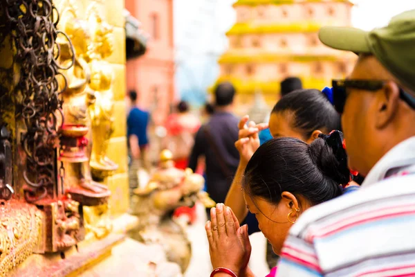 Katmandu, Nepal - 15 Temmuz 2018: Swayambhunath Stupa karmaşık maymun tapınakta dua kişi, UNESCO miras ve ibadet Budistler için önemli bir yer