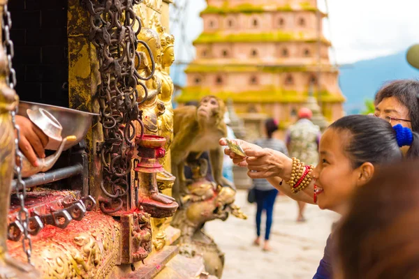 加德满都 尼泊尔 2018年7月15日 人们祈祷在猴庙 Swayambhunath 佛塔建筑群 一个教科文组织的遗产遗址和一个重要的崇拜的地方佛教徒 — 图库照片