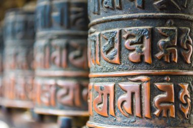 Katmandu, Nepal - 15 Temmuz 2018: ibadet tekerlerimi maymun Tapınağı Swayambhunath Stupa karmaşık, UNESCO miras ve önemli bir hac yeri ve Budistler için tüm dünyada ibadet