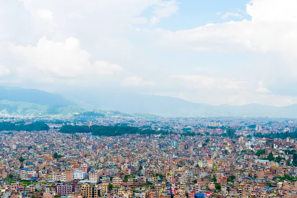 Kathmandu şehir Swayambhunath Stupa karmaşık üzerinden üzerinden Katmandu, Nepal - 15 Temmuz 2018: Görünüm, UNESCO miras ve önemli bir hac yeri ve Budistler için tüm dünyada ibadet.