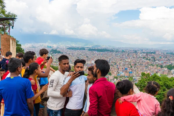 Katmandu, Nepal - 15 Temmuz 2018: Kathmandu şehir maymun Tapınağı Swayambhunath Stupa, üzerinde fotoğraf görünümü ile karmaşık, alan insanlar Nepal