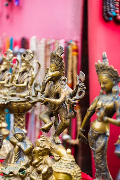 Katmandu, Nepal - 15 Temmuz 2018: Kutsal heykeli süsleme maymun Tapınağı Swayambhunath Stupa kompleksi, UNESCO miras ve Budistler Hac tüm dünyada önemli bir yere