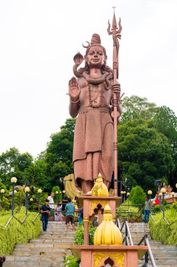 Sürmeneli, Nepal - 16 Temmuz 2018: Dünyanın en yüksek Shiva heykel ve dünyanın 40 en yüksek heykeli, 143 feet (43,5 m) yüksekliğinde, 2010 yılında tamamlanmıştır Kailashnath Mahadev heykeli olan.