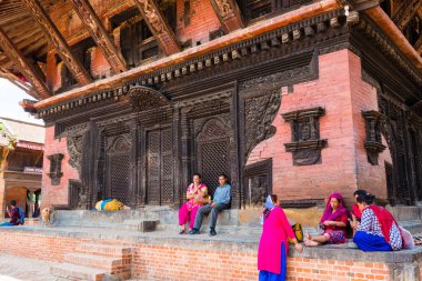 Bhaktapur, Nepal - 16 Temmuz 2018: Geleneksel mimari Bhatktapur City, bölgenin Sarayı avlu ve Nepal, eski şehir merkezinde ünlü bir Unesco Dünya mirası da