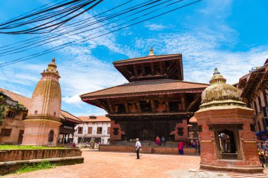 Bhaktapur, Nepal - 16 Temmuz 2018: Geleneksel mimari Bhatktapur City, bölgenin Sarayı avlu ve Nepal, eski şehir merkezinde ünlü bir Unesco Dünya mirası da