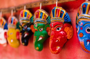 Katmandu, Nepal - 16 Temmuz 2018: Bhatktapur City, ünlü tiyatrosuyla Sarayı avlu ve Nepal eski şehir merkezinde Hindu Tanrı Ganesha geleneksel renkli maskeler