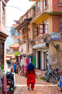 Bhaktapur, Nepal - 16 Temmuz 2018: Geleneksel mimari Bhatktapur City, bölgenin Sarayı avlu ve Nepal, eski şehir merkezinde ünlü bir Unesco Dünya mirası da